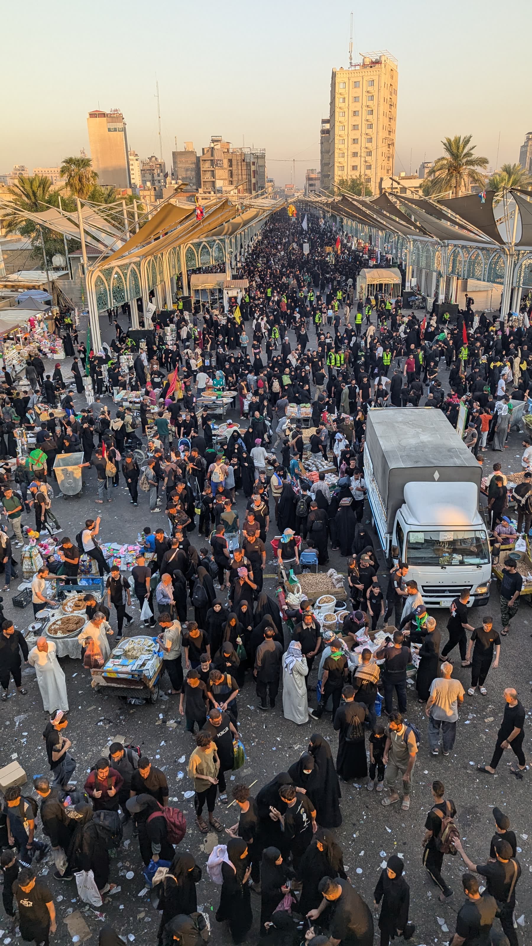 Crowded pilgrim road between Najaf and Karbala